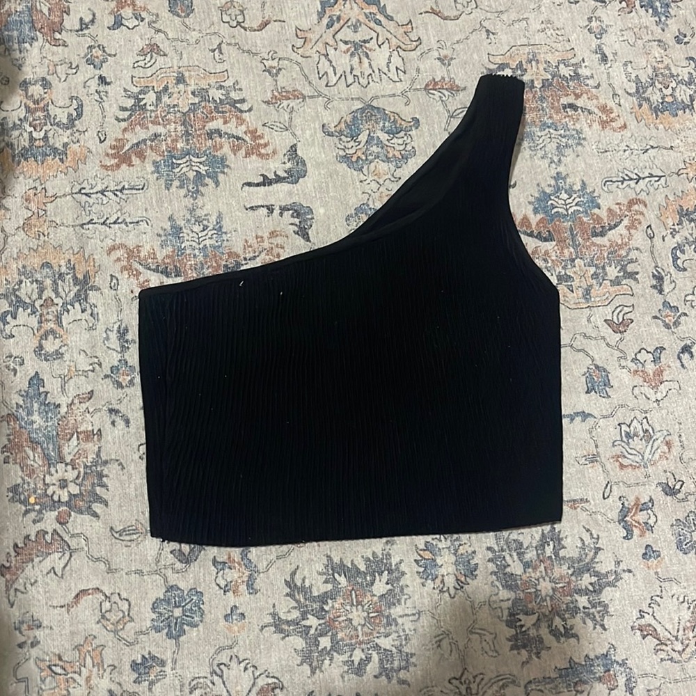 Black one shoulder Aritzia crop top